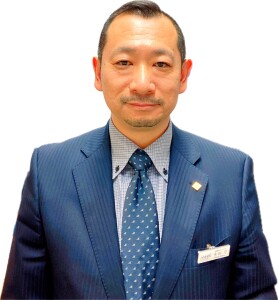 代表挨拶ページに掲載された市民葬祭アステル代表の永田守が、スーツ姿で正面を向き微笑みながら宇都宮市 葬儀に関する信頼と安心を伝えるポートレート画像