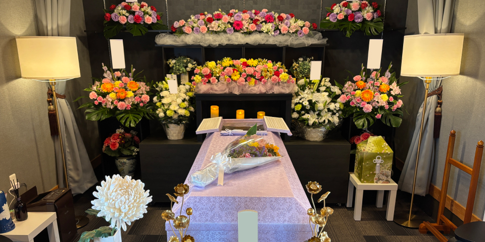 市民葬祭アステルが用意した宇都宮市 葬儀用の安置・お別れ式場で、花に囲まれた桜色の棺と遺影台