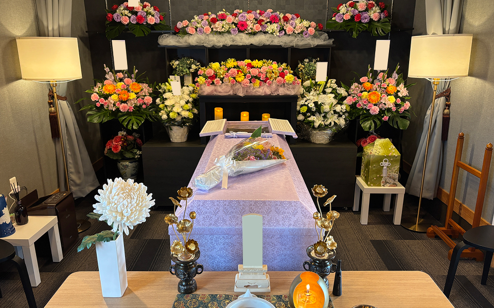 市民葬祭アステルが用意した宇都宮市 葬儀用の安置・お別れ式場で、花に囲まれた桜色の棺と遺影台